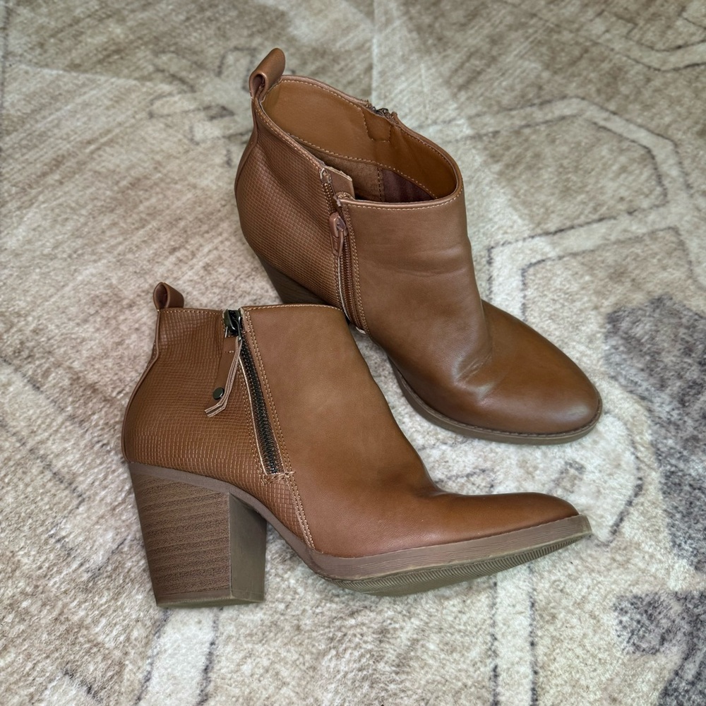 Universal thread brown ankle boots
